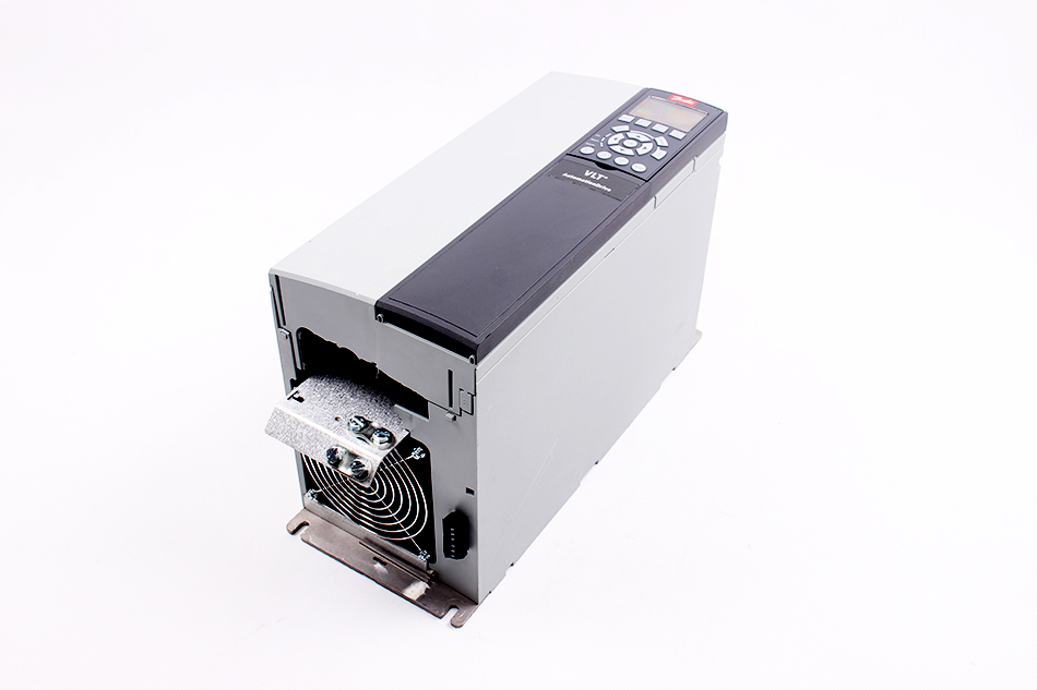 131B9826 FC-302P11KT5E 0-1000HZ 24/21A DAMAGED COVER VLT DRIVE DANFOSS